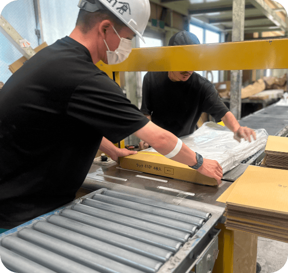 職人による塗装作業