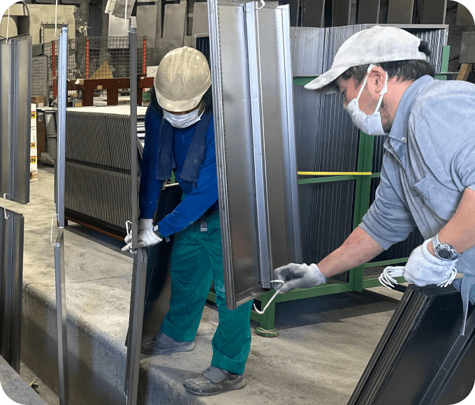 二人の作業員による作業シーン