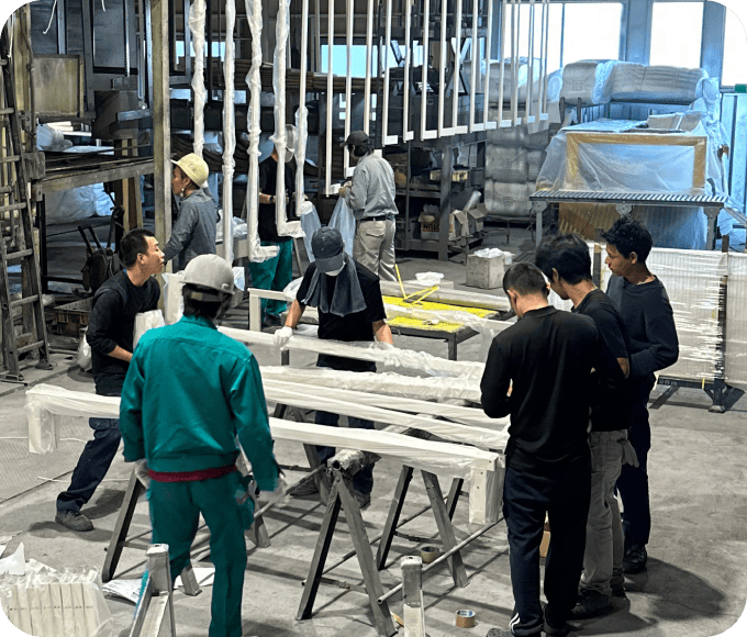 数名の作業員との挙動作業シーン