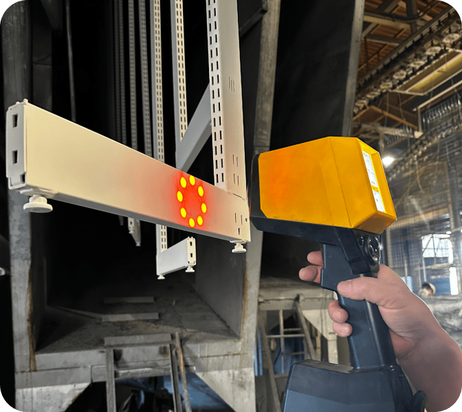 検査用機材で検査しているシーン