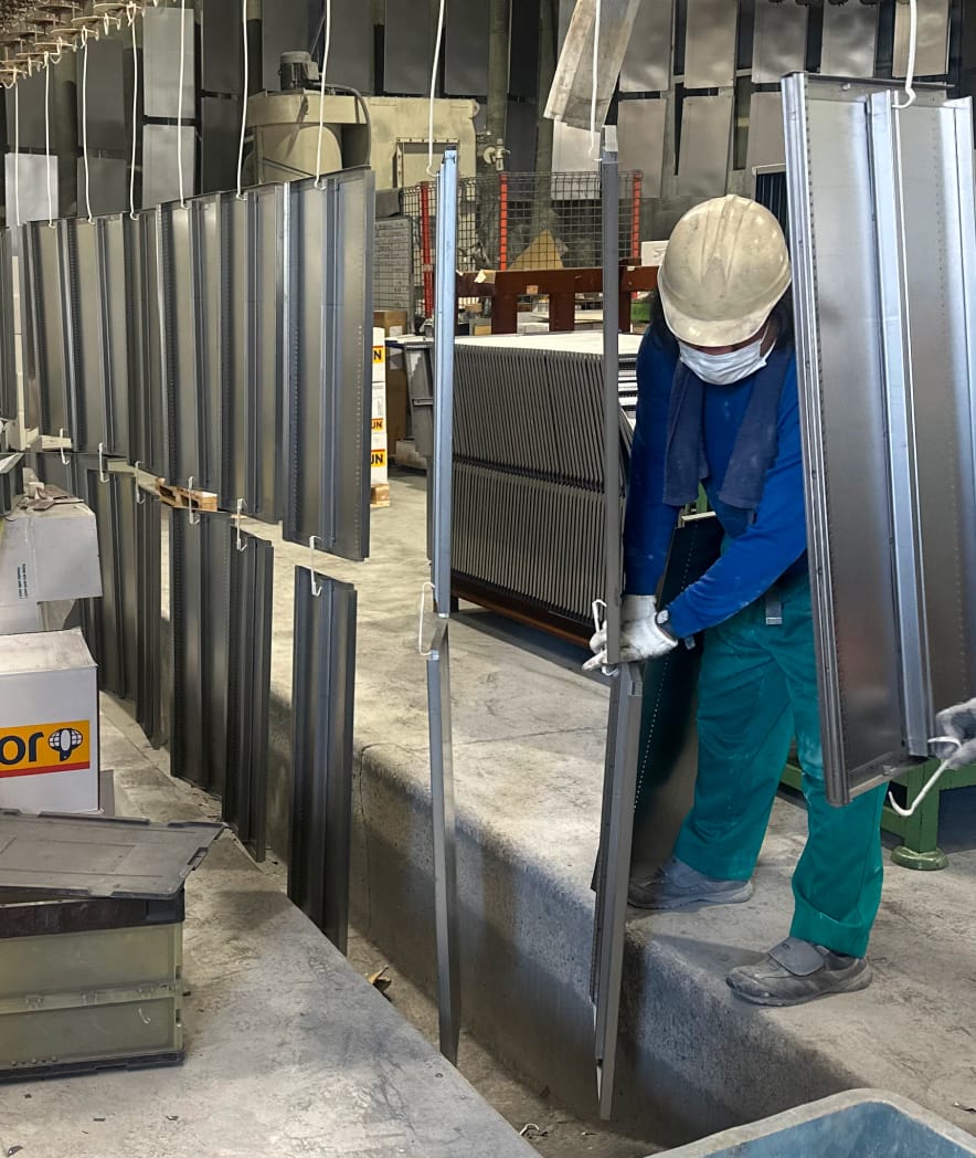 粉体塗装・焼付塗装作業シーン