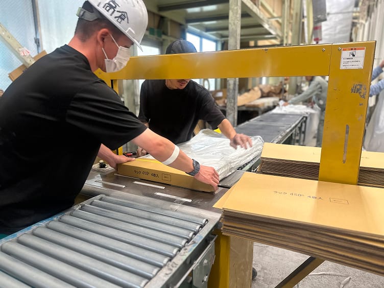 職人が二人で作業するシーン