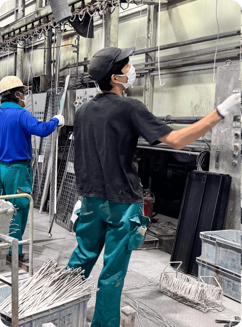 作業員が２名で塗装作業を行っているシーン
